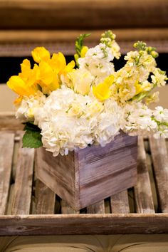 idea per i tavoli! i tovaglioli giallissimi e i fiori risaltano sul ... idea per i tavoli! i tovaglioli giallissimi e i fiori risaltano sul ...