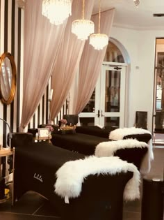 Massage Salon #salon #salongoals #hair #hairdresser #amr #beauty #beautysalon #salongoals Beauty Lounge, Spa Room, Spa Rooms