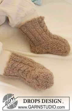 Neuf Tricoté à la main rouge bébé bonnet Chaussons Set 0-3//3-6//6-9 mois moufles