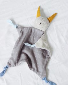 Snuggly, sweet, easy-to-hold, with different textures and plenty of chewy knots for teething. Made from soft and nubbly French terry “fur” on one side and a smooth polka dot muslin belly, this adorabl