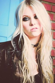joka on Lucy Hale dating syyskuu 2013sankareita ja kenraalit jo matchmaking