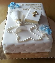 Tarta de comuniom Boys First Communion Cakes, Boy Communion Cake, First Communion Decorations, First Communion Favors, Bible Cake, Communion Centerpieces, Confirmation Cakes