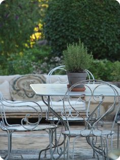 /"FLEUR,/" 4 SEAT GARDEN SET IN RESIN//PLASTIC in WHITE SUPERB NEW DESIGN