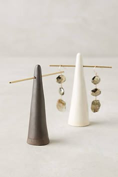 Earring Display Stand Organizer Holder Glazed Ceramic Ring Cone Display Idea モルタル Diy Cement Jewelry Wall