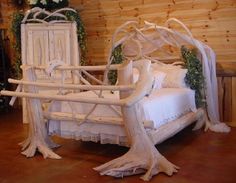 https://i.pinimg.com/236x/53/b3/81/53b381e2d1aef6e1af8ff94e3104777e--log-cabin-bedrooms-rustic-bedrooms.jpg