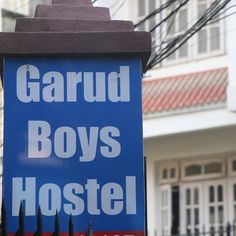 there is a blue sign that says garud boys host