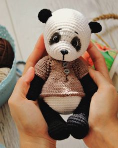 А это очень хороший и Добрый друг Лилу, его зовут Луи🐼 скажу по секрету, ему очень нравится Лилу 😍 ___ #amigurumi #weamigurumi #weamiguru #handmade #knittingtoys #knitting #toys #panda #амигуруми #ручнаяработа #сделанослюбовью #вяжутнетолькобабушки Вязаные Крючком Животные Амигуруми, Вязание Крючком Медведь, Милые Игрушки Крючком, Схемы Вязания Амигуруми, Вязаные Крючком Животные, Связаные Крючком Куклы, Детеныши Животных, Дети Панды, Вязаные Игрушки