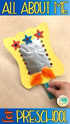 All About Me Pre-school Hand Mirrors | This fun art project is great for little hands developing their pincer grasp. This FREE activity takes approximately 15 minutes and uses basic art materials. A tracer is included, too! | Glitter Meets Glue Designs #preschool #allaboutme #artproject Preschool Art Projects, Toddler Art Projects, Preschool Arts And Crafts, Preschool Art Activities, Fall Preschool, Cool Art Projects, Body Preschool, All About Me Art Preschool