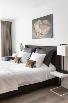 Je hebt huizen met een mooi uitzicht en huizen met een heel mooi uitzicht. Het appartement van Olav en Venny behoort ... Luxurious Bedrooms, Bedroom Inspirations, Camas