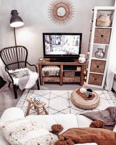 Lockiges zierliches Mädchen reitet Mann im Wohnzimmer Lockiges zierliches Mädchen reitet Mann im Wohnzimmer