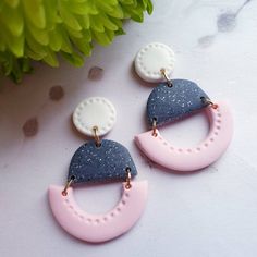 round danging earrings in polymer clay and tropical leaf motifs Fimo blue grey jungle spirit