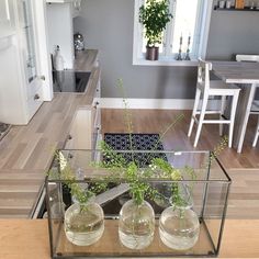 Fine kontraster på dette landstedet som kommer i #maisoninteriør ... Spisestue ute