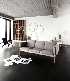 estrichboden und unverputzte ziegelwand mit metalltreppe schwarz estrichboden und unverputzte ziegelwand mit metalltreppe schwarz
