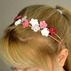 Diese wunderschönen DIY-Blüten sind so vielseitig! Du kannst sie als Haarschmuck nehmen, damit Ohrringe oder anderen Schmuck basteln oder sie einfach als Deko für Geschenkverpackungen nehmen. Die kann man immer gebrauchen! #nagellackblüten #nagellack #blüten #frühling #diy #basteln #selbermachen #schmuck #haarschmuck #haarblüten #braut #hochzeit #brautjungfer Diy, Diy Projects, Knutselen, Basteln, Diy Deko, Deko, Diys, Diy And Crafts, Cute Crafts