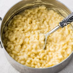 This Easy Homemade Mac and Cheese Recipe is made with 6 ingredients in 15 minutes on the stovetop (no baking required)! Time to ditch the boxed mac and cheese for this irresistibly creamy, smooth & cheesy homemade recipe! #homemade #macandcheese #homemademacandcheese #sidedish #maindish #kidfriendly