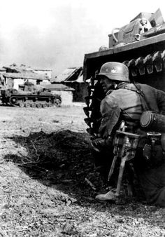Pin-Up Military beautiful Woman near the tank Photo 4x6 Y Pin-Up Military beautiful Woman near the tank Photo 4x6 Y