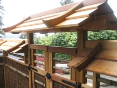 Detail of the gate. The roof design sheds the rain off, protecting the main part of the fence materials. Японские Сады, Японская Архитектура, Крыши, Плотницкие Работы, Деревянные Потолки, Садовые Украшения, Садовая Беседка, Дизайн Патио, Футуризм