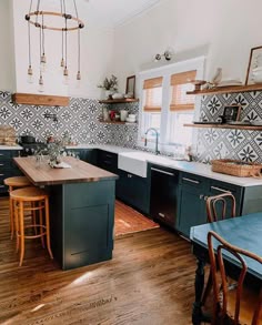 1788 Best Kitchens Images In 2019 Vintage Decor Brush Strokes Afbeelding Kan Het Volgende Bevatten Binnen Green Cabinets Colorful Kitchen Kitchens