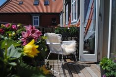 Sommer på altanen på frederiksbjerg. altanen er sydvendt og hører ...