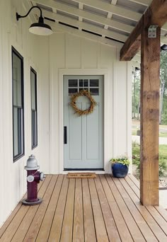 White Modern Farmhouse Home Tour Modern Farmhouse Exterior, Modern Farmhouse Home Decor, Farmhouse Exterior Design, Farmhouse Front Door, Modern Farmhouse Home, White Modern Farmhouse, Farmhouse Exterior