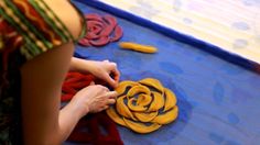 Когда я только начинала учиться валянию, после колючих цветочков, первыми моими работами были шарфики на шелке. И даже спустя 6 лет я продолжаю считать, что лучшее изделие для первых шагов - это шарфик: - шарф не привязан к размеру, поэтому с ним нельзя ошибиться в расчетах усадки - шарф не несет силовой нагрузки, поэтому его можно носить, даже если вы еще не осознали степени готовности войлока -…