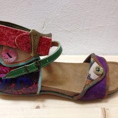 Kleppertje in rood creme met buigzame houten zool voor Kleppertje in rood creme met buigzame houten zool voor