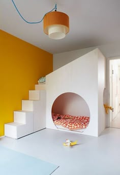 deco chambre garcon avec lit blanc en forme cubique et luminaire en orange et blanc rond tambour Ikea, Kid Spaces, Aarhus, Inredning, Interieur, Box Bed, Dekorasi Rumah, Dekorasyon, Arredamento