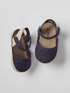 GAP Baby Toddler Girl Size 18-24 Months Metallic Silver Thong T-Strap Sandals