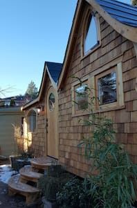 west seattle sleeps 8 9 big deck overlooks puget sound 250 295