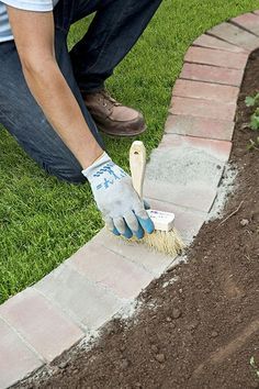 A clean and tidy garden edge will define your garden and give it its unique look and feel, it will also save you unnecessary efforts in the future as it will keep your garden tidy. Everyone would love to have a professionally designed garden edges, but that would cost a fortune. However, you can make great edges that look really good yourself, without even needing those super expensive materials. Here are ideas to inspire you, they're functional and beautiful and the best of all, you can ... Garden Yard Ideas, Lawn And Garden, Garden Beds, Backyard Garden, Diy Garden, Garden Stool, Wooden Garden, Small Backyard, Backyard Ideas