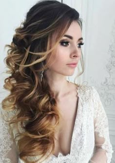 peinados-de-fiesta-linda-mujer-pelo-largo-rizado-estilo-ombre-pelo-al-lado Party Hairstyle, Messy Wedding Hair, Wedding Hairstyles For Women