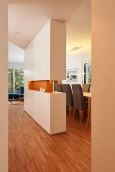15 Besten Bilder Von Wohnen Living Room Diy Ideas For Home Ser Raumhohe Wohnzimmerschrank Stellt Einen Raumteiler Zur Abtrennung Des Wohnbereichs Zum Essbereich Dar Er Ist