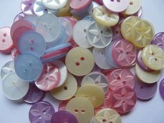 100 ASSORTED COLOURS FISHEYE BUTTONS SIZE 18-11MM