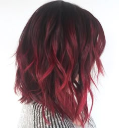 burgundy balayage on dark hair Balayage Bob, Haarkleuren Balayage, Kort Geverfd Haar, Kort