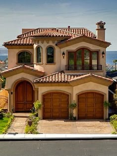 Beach home Home Décor, Tuscan Style Homes, Mediteranean Houses Exterior Modern, Tuscan Homes, Tuscany House Exterior, Tuscan House, Spanish House Design, Mediterranean Home Decor, House Exterior