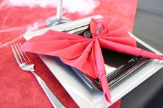 ce pliage de serviette en forme de chauve souris est absolument parfait pour finaliser cette table halloweennapkin