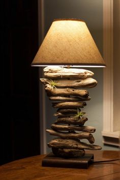 Basteln mit Treibholz: DIY Deko mit Erinnerungen an den Strandurlaub Wooden Table Light, Wooden Tables, Light Table, Driftwood Diy, Upcycled Art, Wood Creations, Wood Lamps, Pretty Lights, Lamp Decor