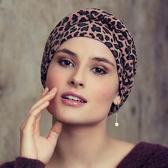 Turbante Aim/ée dorado en lino con adorno de hilo en forma de flor