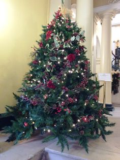 The 18 Best Christmas Trees And Garlands Images On Pinterest Artificial Christmas Tree Decorated In Reds And Silver With White Led Lighting Sugared Fruits Red Roses Ivy