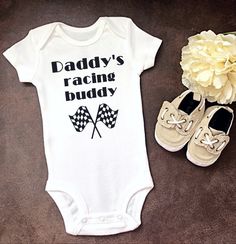 Neu Baby Westen Body für Jungen Mädchen Born to Go Racing mit My Uncle