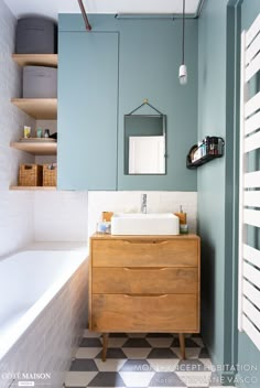 Cette petite salle de bains accueille une baignoire et de nombreux rangements White Bathroom, Small Bathroom, Green Bathroom, Blue Bathrooms, 80s Bathroom, Wainscoting Bathroom