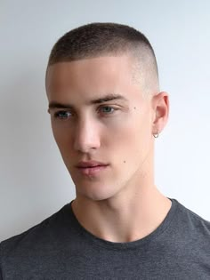 Corte militar também conhecido como Crew cut. Veja mais cortes de cabelo masculino em alta em 2018 no blog Marco da Moda Army Haircut, Buzz Cut For Men, Military Hair, Black Haircut Styles, Buzz Cut