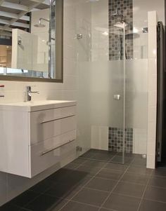 25 beste idee n over Smalle badkamer op Pinterest Kleine smalle ... 25 beste idee n over Smalle badkamer op Pinterest Kleine smalle ...