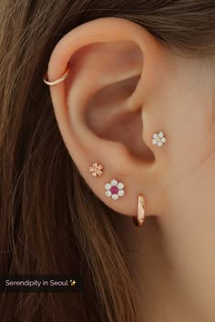 Tragus Piercings, Piercing Helix, Ear Peircings, Pretty Ear Piercings, Multiple Ear Piercings, Tattoo Und Piercing, Cartilage Earrings, Stud Earrings, Cartilage Tragus