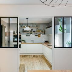 ienvenue chez Marion à Bordeaux ! Résolument tendance avec sa double verrière atelier, les meubles Delinea et le double plan de travail Kitchen Dinning