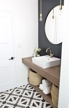 Omdat badkamers ook zeker niet mogen ontbreken op onze blog, kijken we dit ke... Modern Bathroom Design, Bathroom Interior, Home Décor, Bathroom Interior Design, Bathroom Decor, Bathrooms Remodel, Bathroom Design, Bathroom Inspiration, Small Bathroom