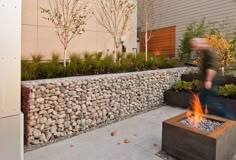 Découvrez quelles sont les solutions pour retenir la terre dans le cas d'un jardin en pente ou d'un talus. Pierre, bois, béton, gabion... tout est expliqué!