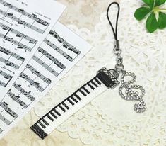 Pattern bijoux: Tastiera Узоры Для Бисероплетения, Образцы Украшений Из Бисера, Модели Браслетов, Схемы Для Бисероплетения, Музыка Ювелирные Изделия, Ювелирные Изделия Ручной Работы, Нотный Декор, Животные Из Бисера, Бисер