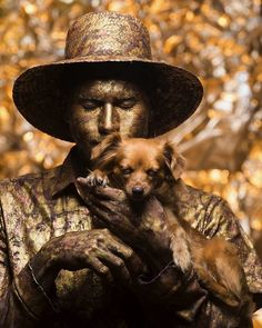 Artista de rua e sua cachorrinha roubam a cena como estátua viva nas ruas de Fortaleza