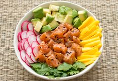 Le Poke Bowl Est Un Plat Traditionnel D Hawai Le Principe Est Simple Une Base De Riz Avec Du Poisson Cru Marine O En 2021 Poke Bowl Recette Saumon Recettes Minceur